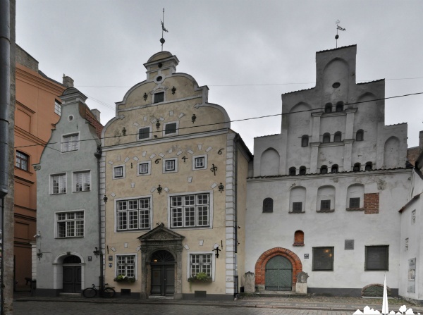 Les Trois frères, trois maisons d'habitation en pierre, les plus vieilles de la ville